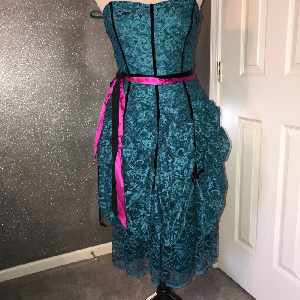 Betsey Johnson Antoinette lace evening dress: 8